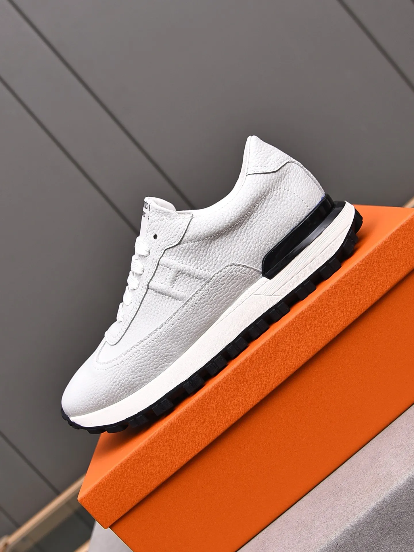 📛📛📛PPP440 (Hermes)🆕Men's color-blocked sneakers with textured calfskin details. Spliced ​​with original cowhide, this shoe draws inspiration from the equestrian world, integrating technical details and practical functions. Breathable sheep lining, original combination outsole, high-end quality, and every detail is perfectly combined! Size: 38-44 (45 can be customized)